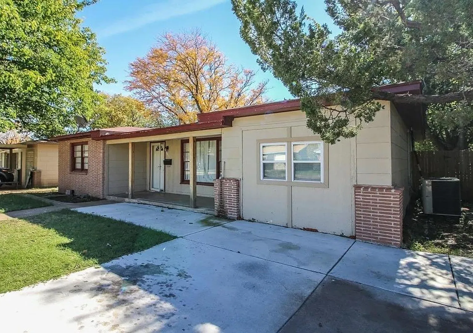 Move In Special 1/2 Off First Months Rent! - 4 Bedroom 2 Bath Home — Photo 2