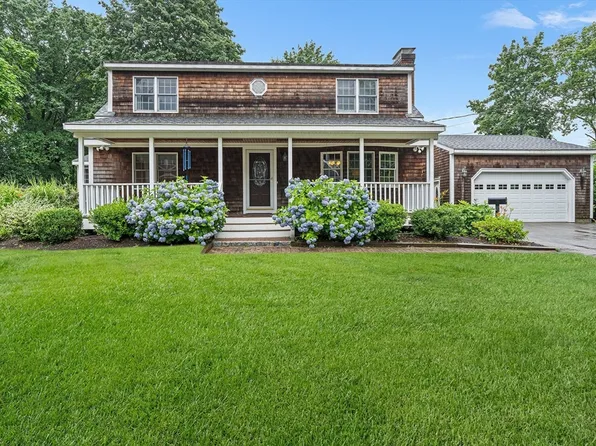 17 Buchanan Ln, Weymouth, MA 02190