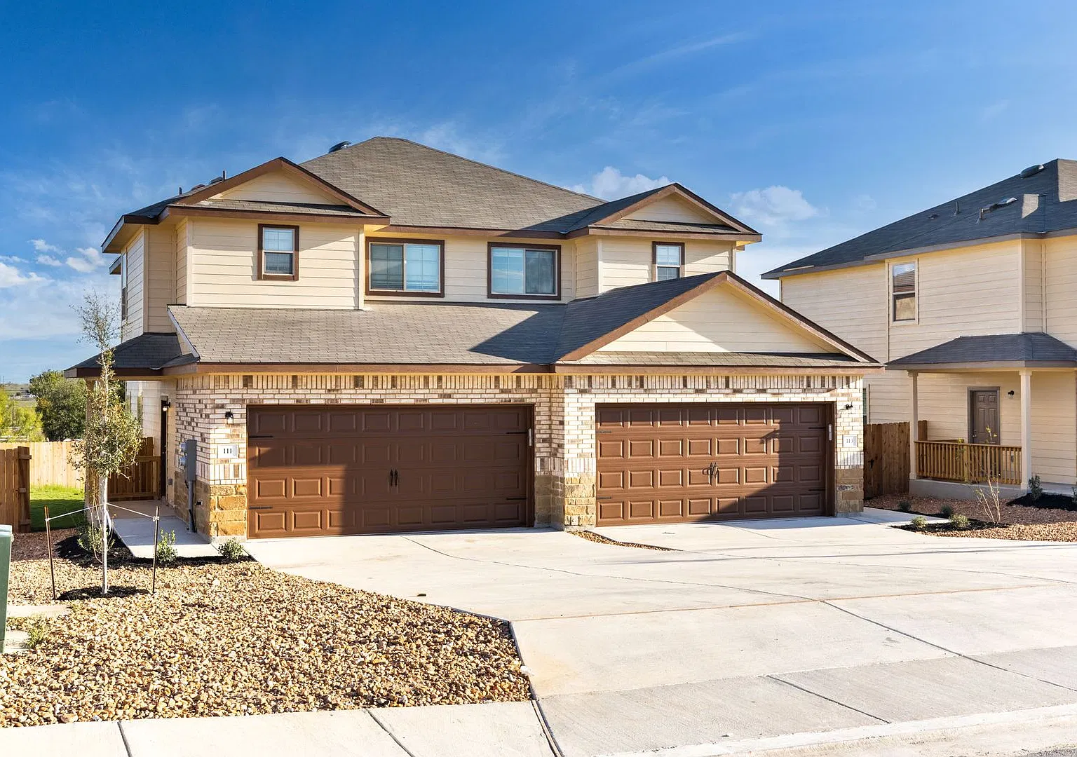Luxury 3/2.5 Townhouse in NBTX — Photo 1