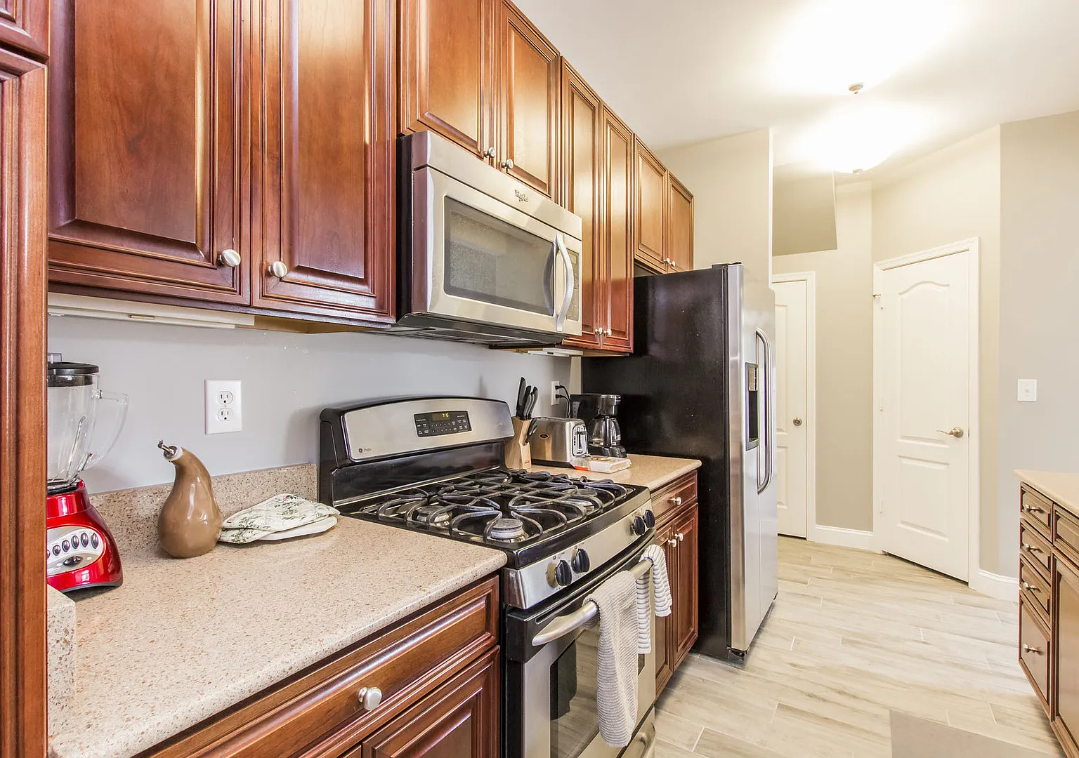 Charming Condo in Ridgely Manor — Photo 3