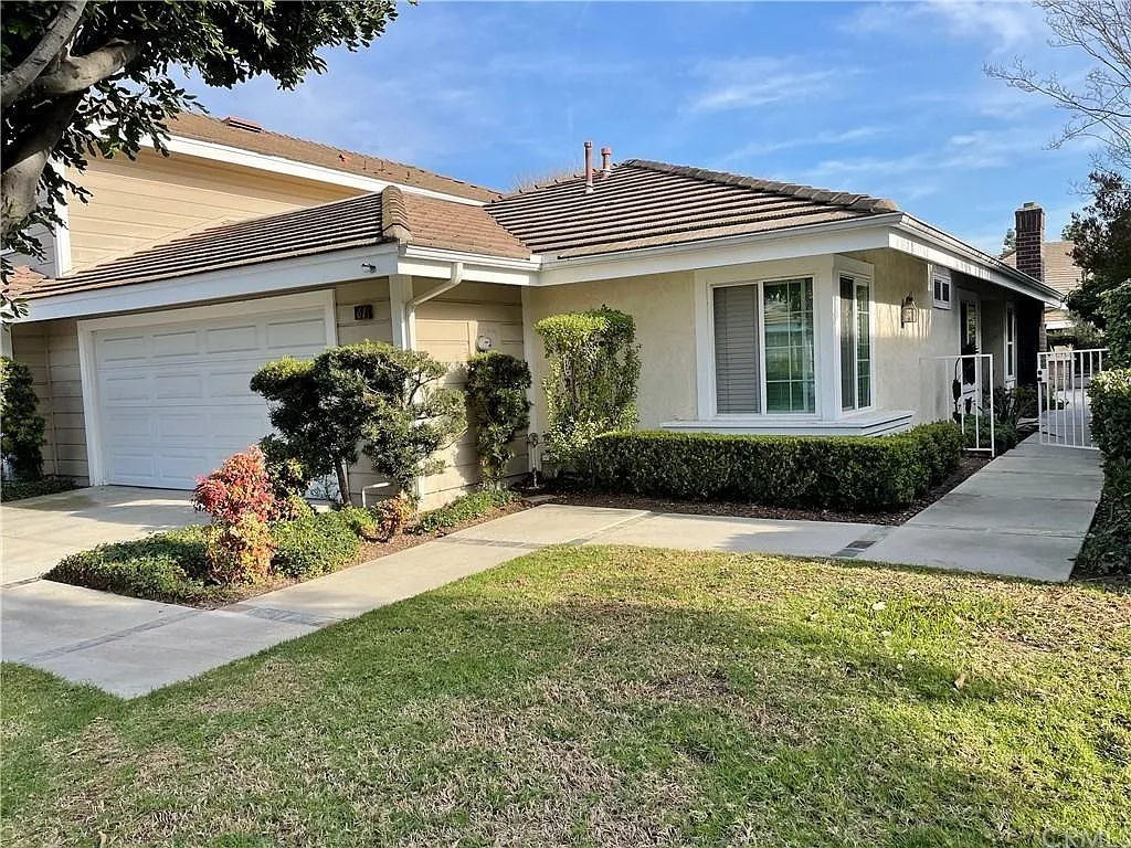 Coral Lk, Irvine — Photo 1