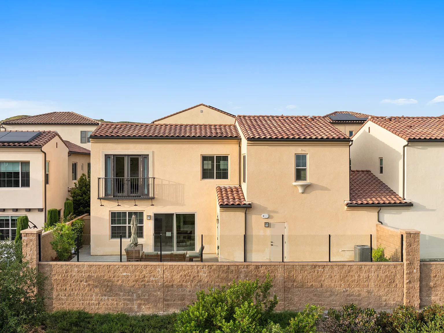 3 bed, 2.5 bath, 1650 sqft, $5,100 — Photo 3