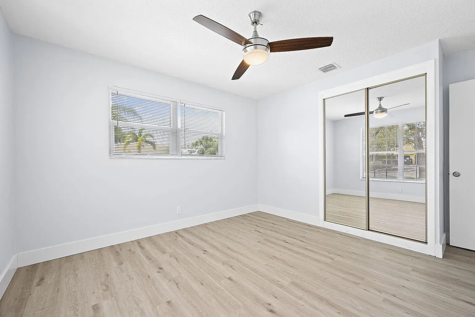 2 bed, 800 sqft, $2,860 — Photo 3