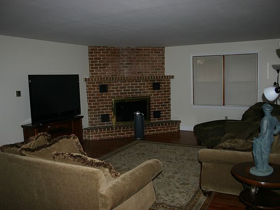 Family Room w Fireplace