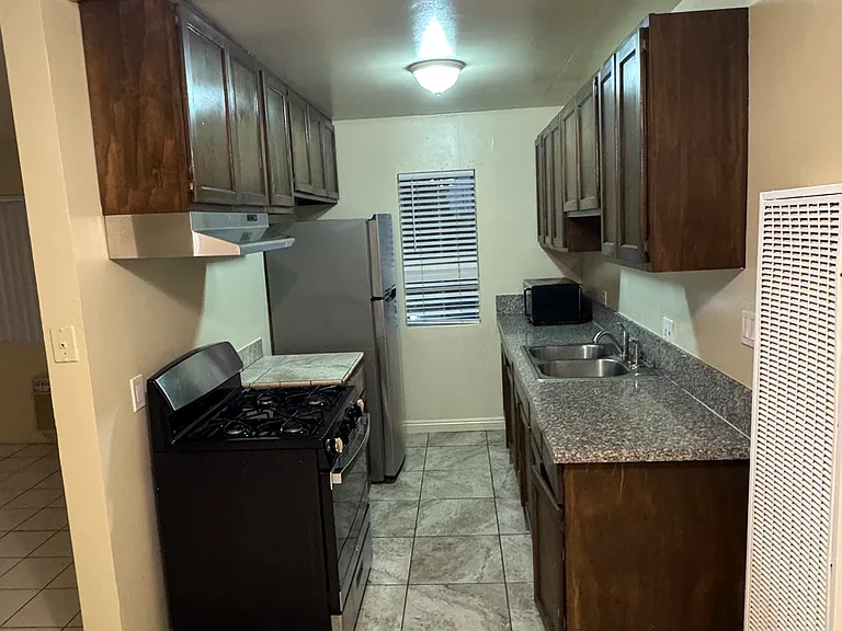 1193 N Ardmore Ave #9 — Photo 2