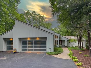 5015 Regents Park Rd, Rockford, IL 61107