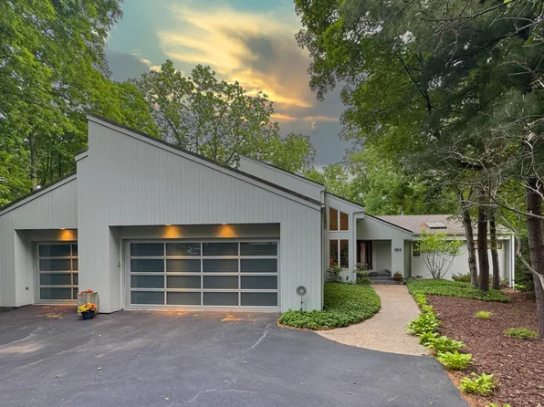 5015 Regents Park Rd, Rockford, IL 61107