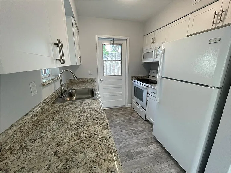 616 NE 11th Ave — Photo 13