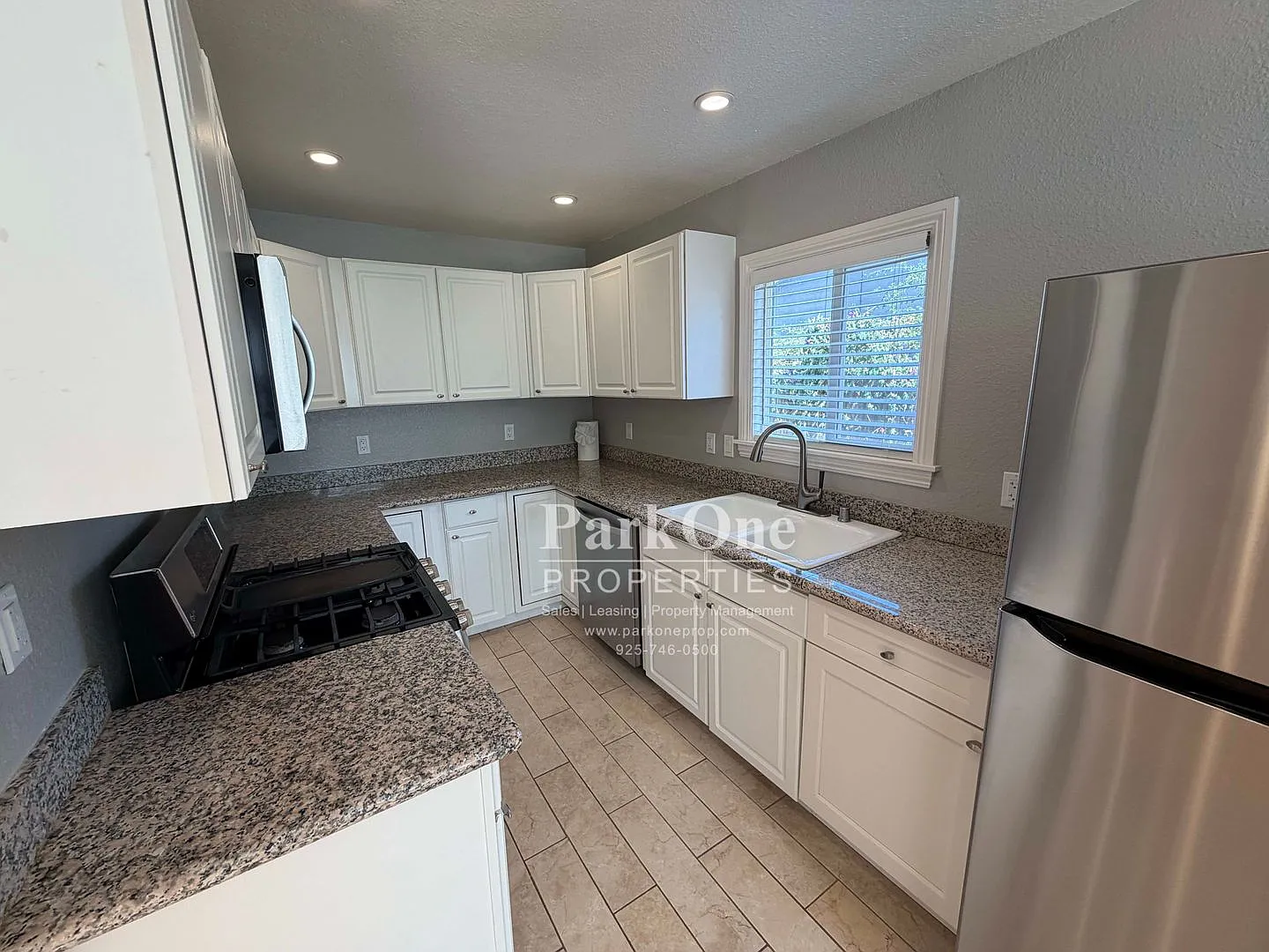 4 Bedroom 2 Bath House with Large Backyard and Spacious Outdoor Shed — Photo 4