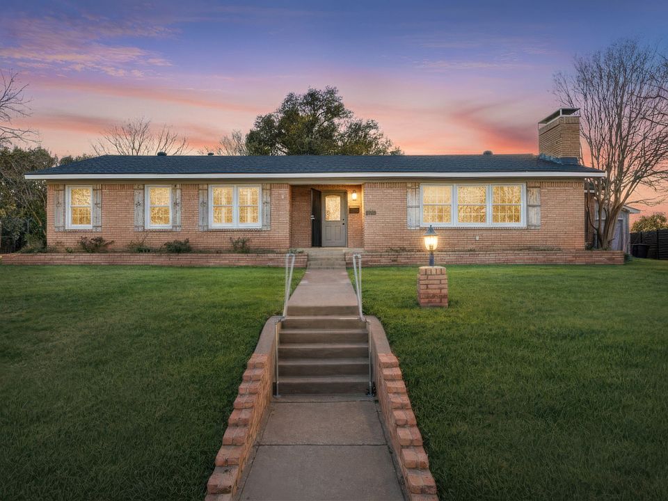 1st image of 2208 Lake Ridge Cir