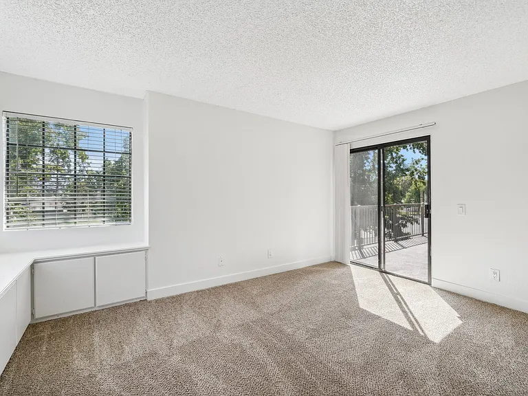 Acacia Park Apartments — Photo 13