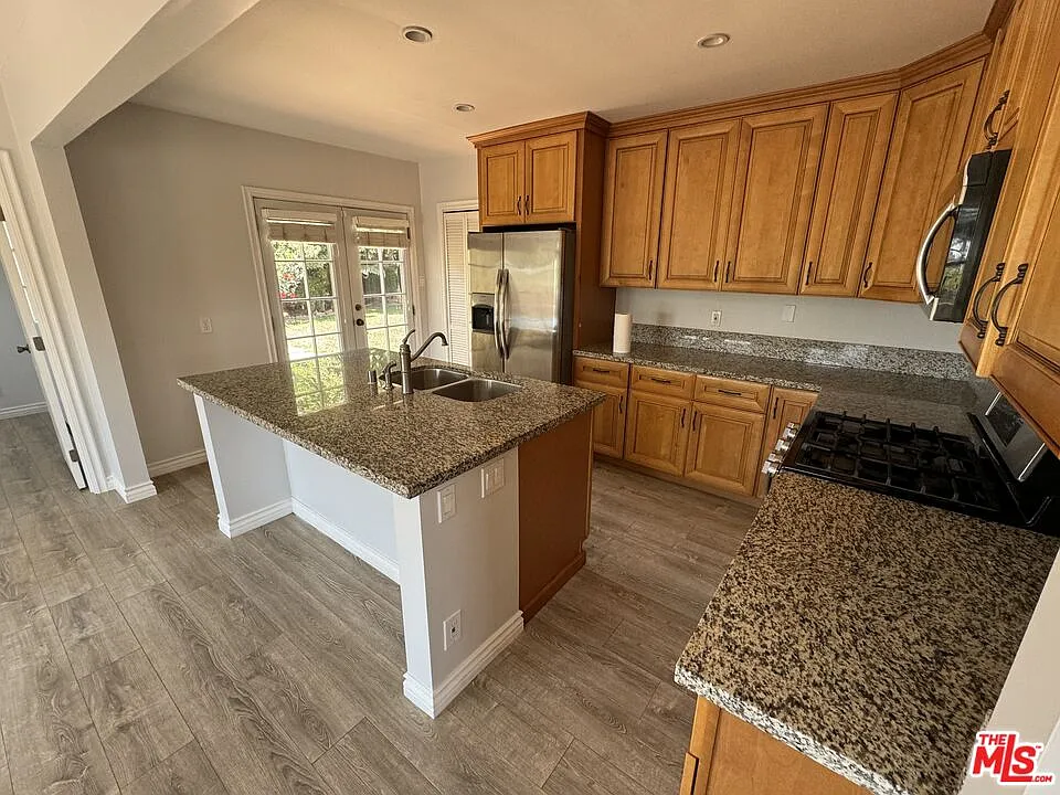 3 bed, 2.0 bath, 1300 sqft, $8,750 — Photo 3