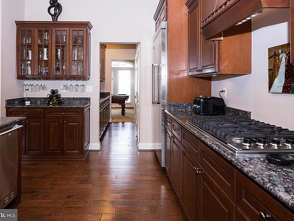 5th image of 207 Burgundy Ln