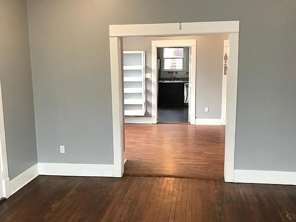 4th image of 709 E 11th St