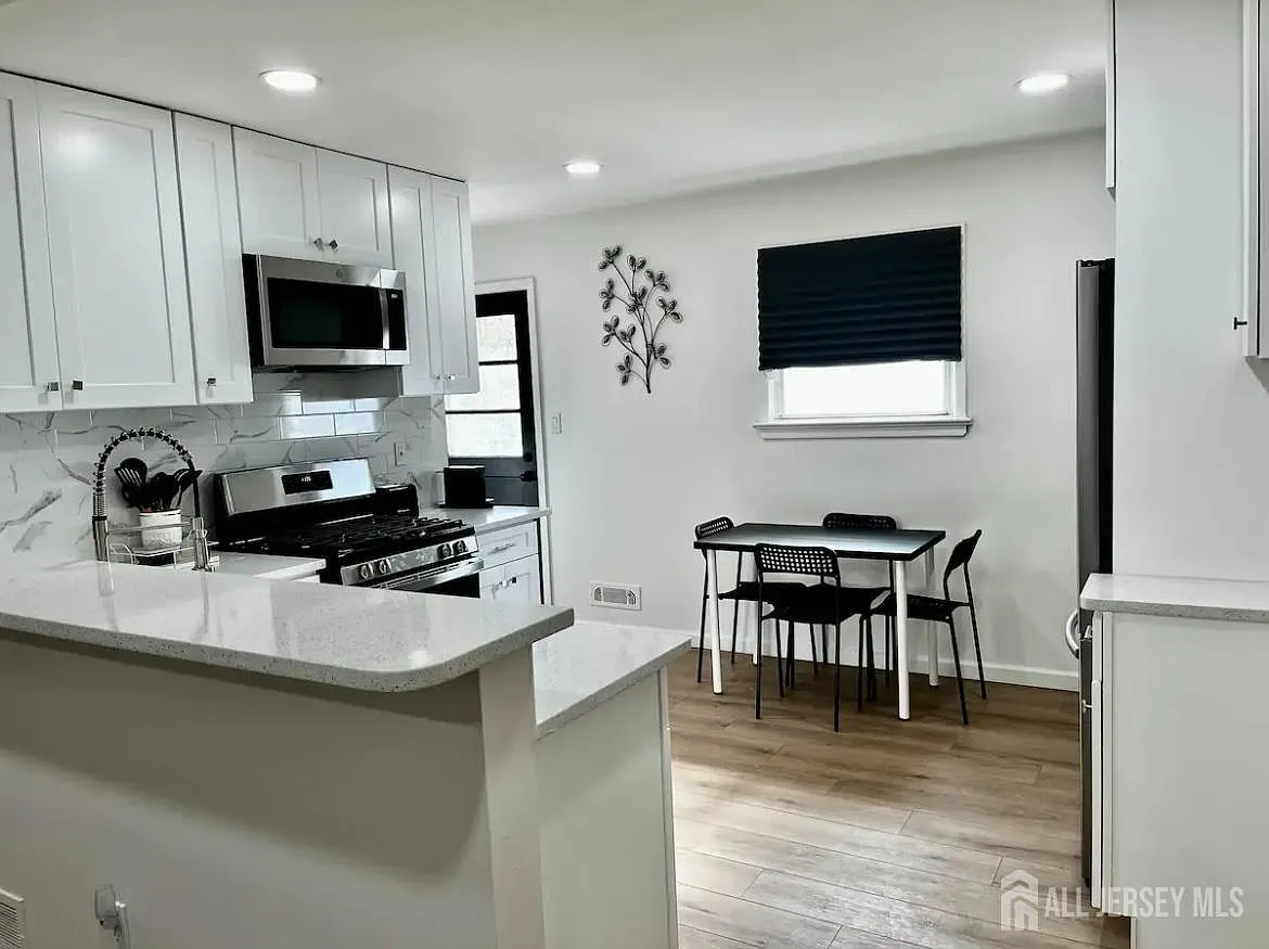 3 bed, 1.0 bath, 1008 sqft, $3,450 — Photo 4