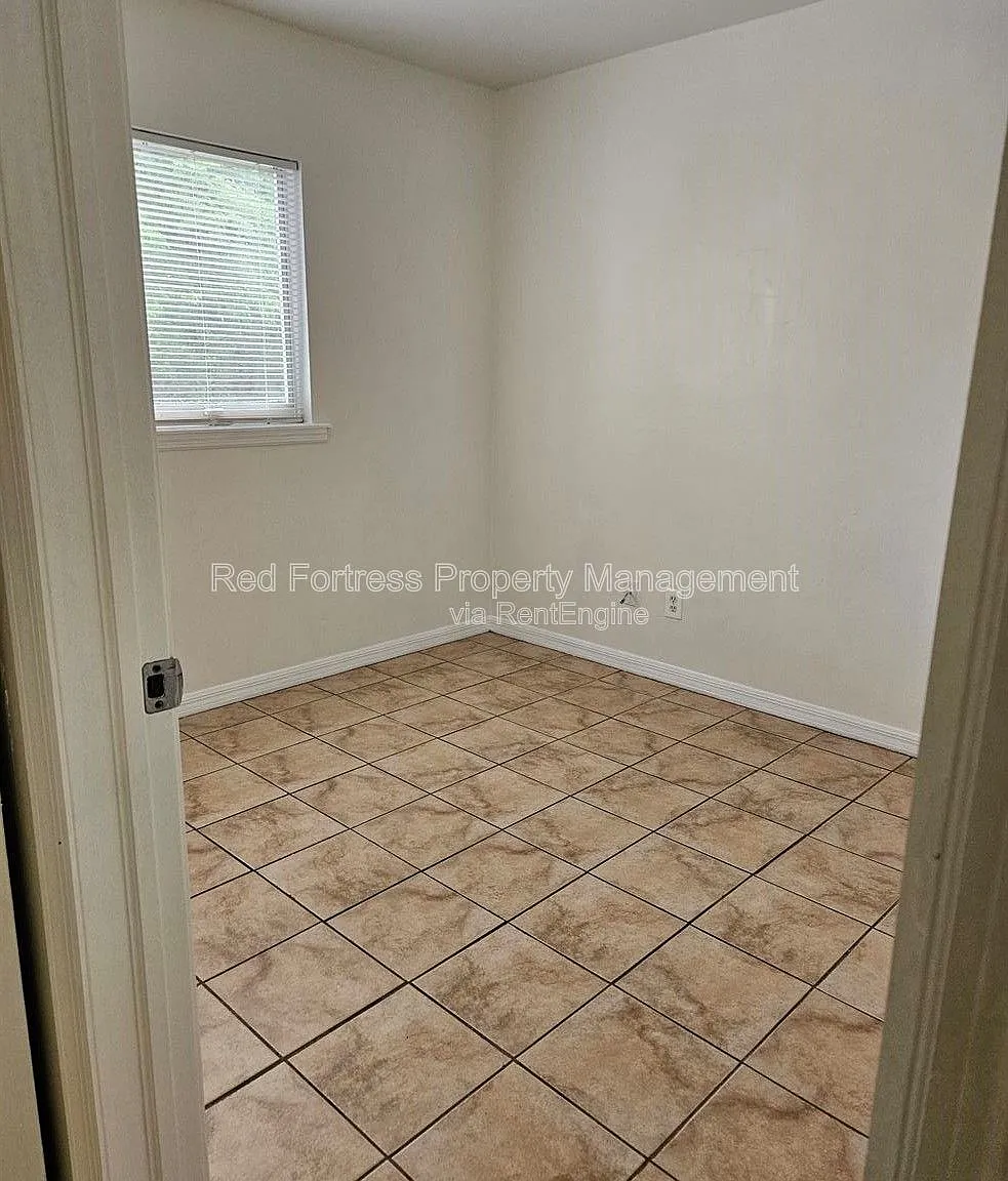 3 bed, 2.0 bath, 1156 sqft, $1,300 — Photo 3