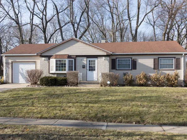 592 Devonshire Ln, Crystal Lake, IL 60014