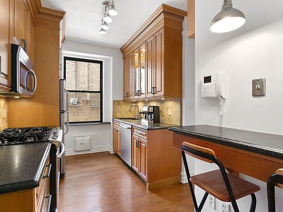 3rd image of 119 W 71st St APT 6A