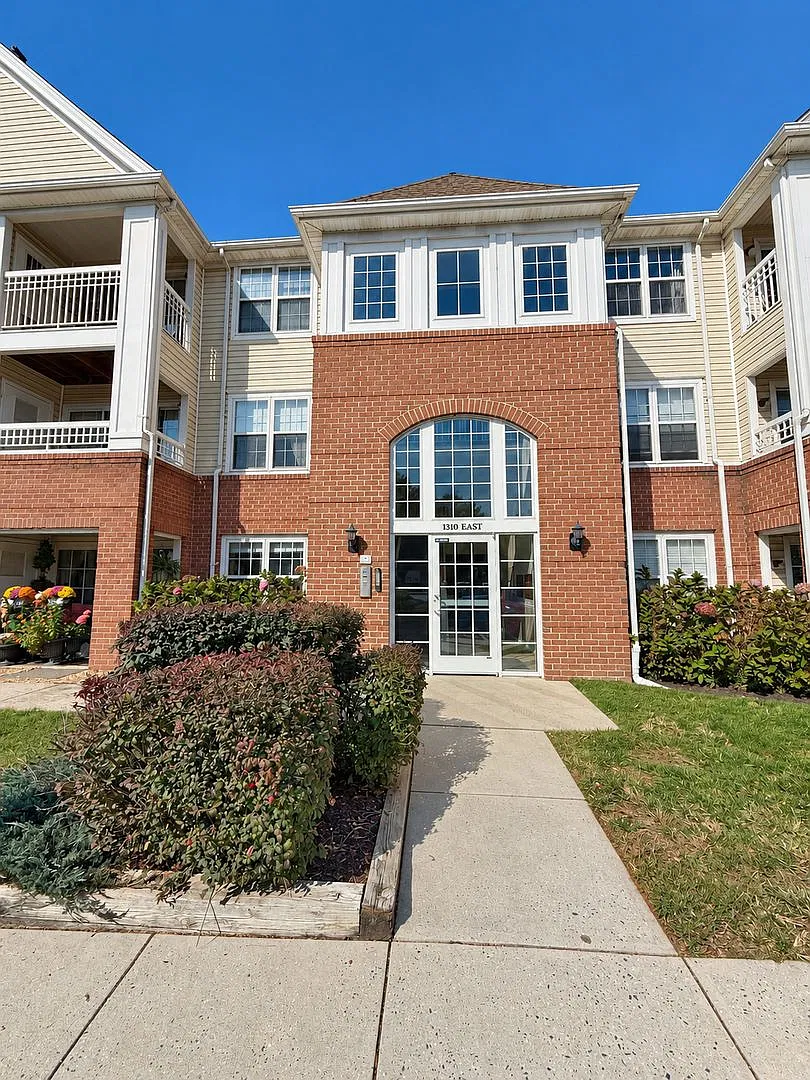 Bright Top-Floor Condo with Vaulted Ceilings and a Covered Balcony — Photo 1