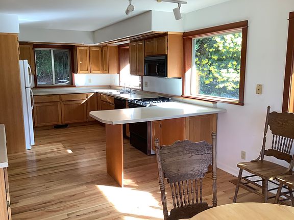 2nd image of 848 Greenwood Heights Dr
