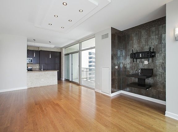4th image of 1400 S Michigan Ave APT 1303