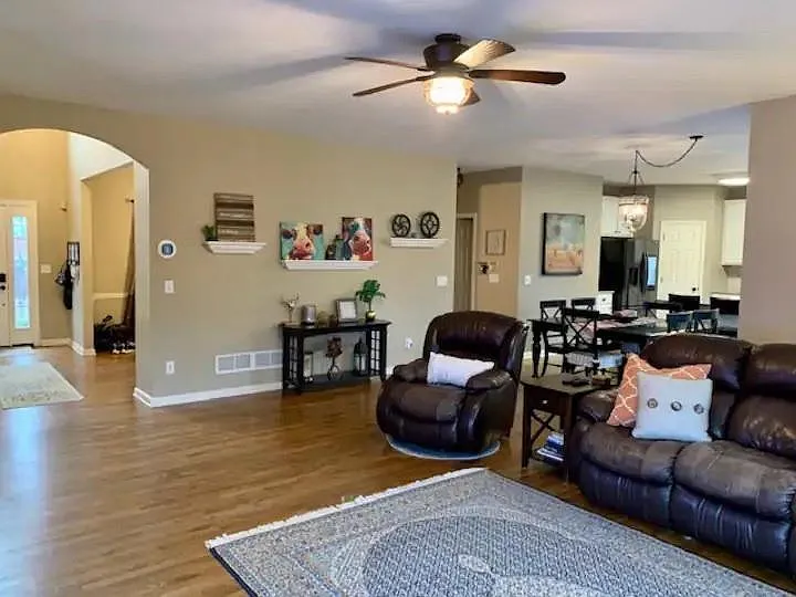 4 bed, 2.5 bath, 3026 sqft, $6,560 — Photo 3