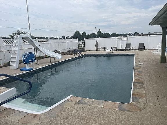 4th image of 376 W H Brown Rd