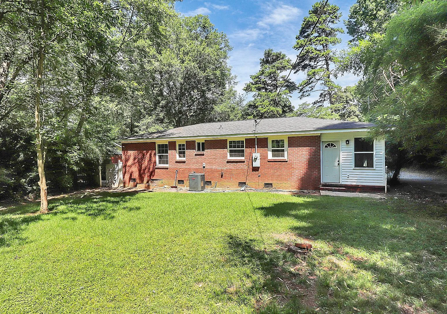 Brick Ranch w/Great Yard! Minutes From Uptown Charlotte! — Photo 2
