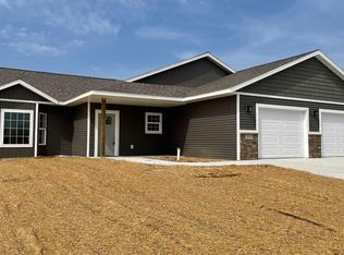 806 Oakwood Trl, Janesville, MN 56048