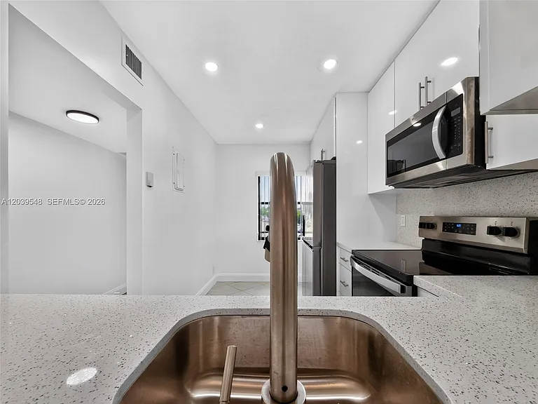11358 Taft St #11358 — Photo 2