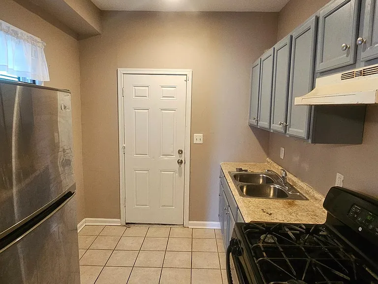 2548 Oswego Ave — Photo 8
