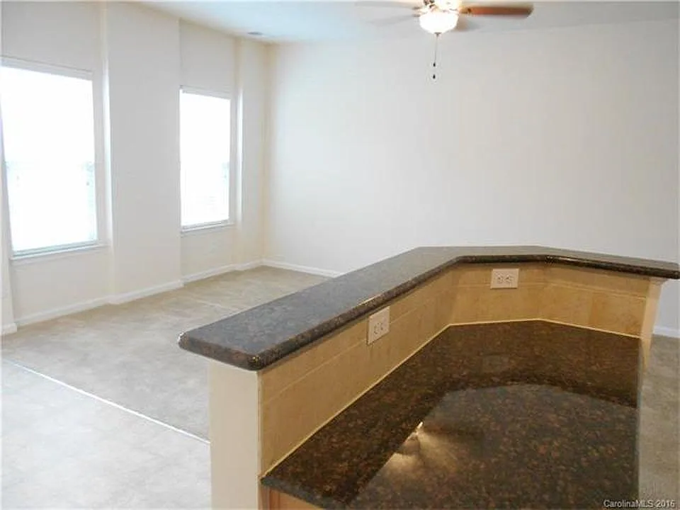 3 bed, 2.5 bath, 1517 sqft, $1,995 — Photo 3