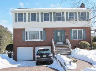 522 Albradt St, Paramus, NJ 07652