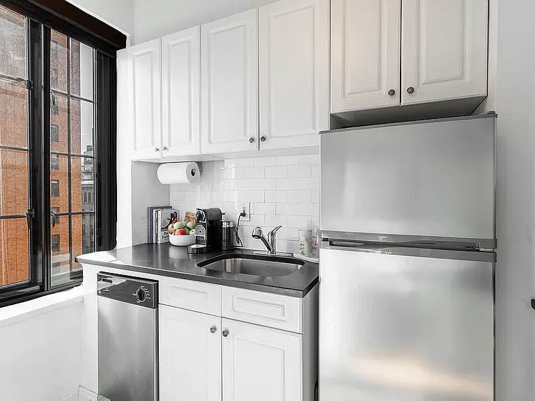 201 W 16th St #8G — Photo 5