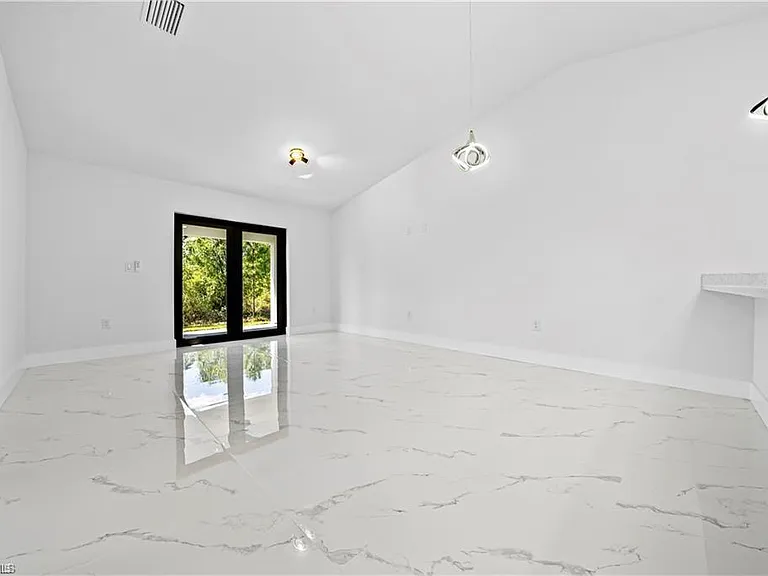 1010 Jaguar Blvd — Photo 3