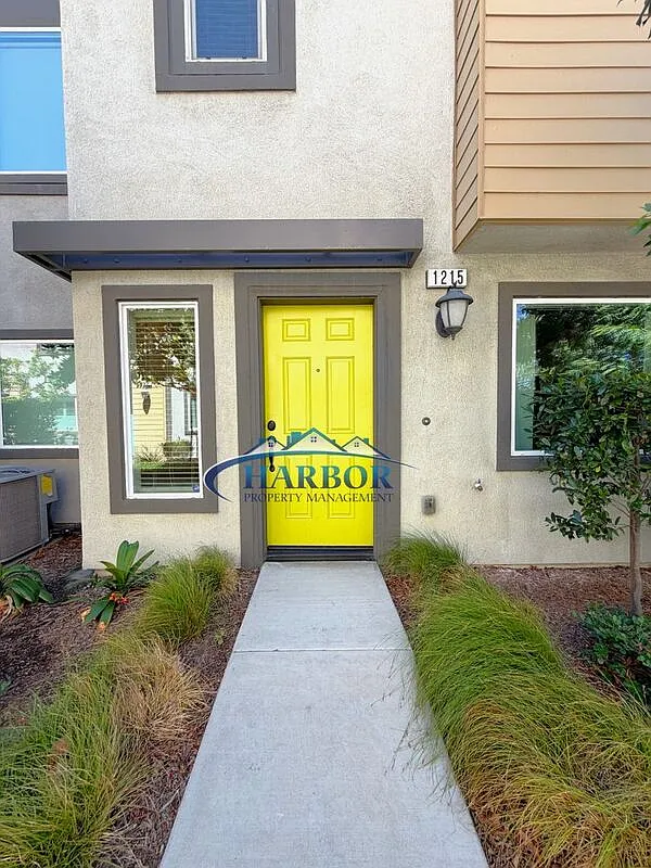 4 bed, 3.5 bath, 2119 sqft, $4,299 — Photo 3