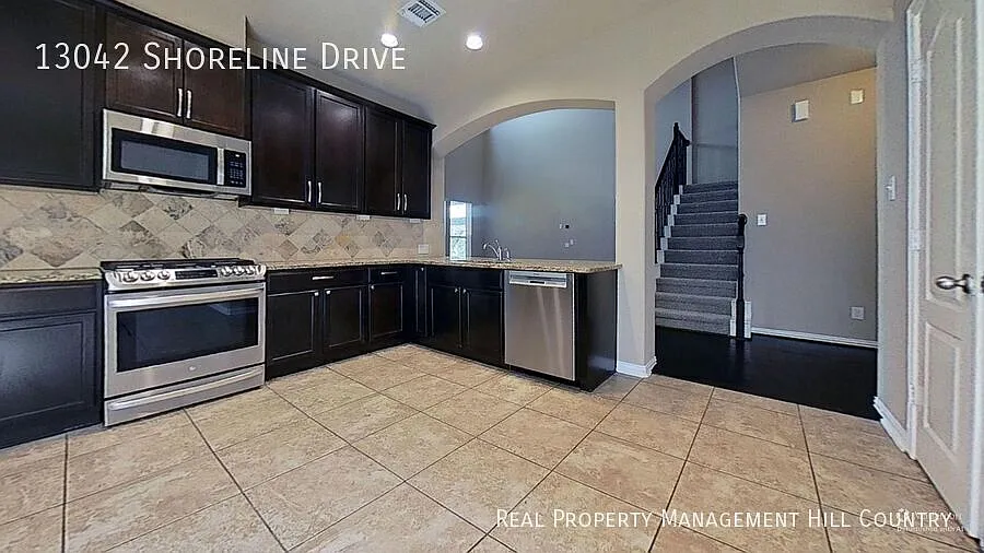 Pool, corner lot 4 Bed / 2.5 Bath + Loft — Photo 4