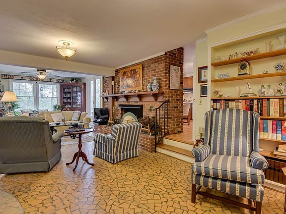 4th image of 107 Glenn Pl