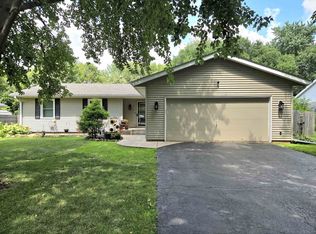 5574 Country Ct, Roscoe, IL 61073
