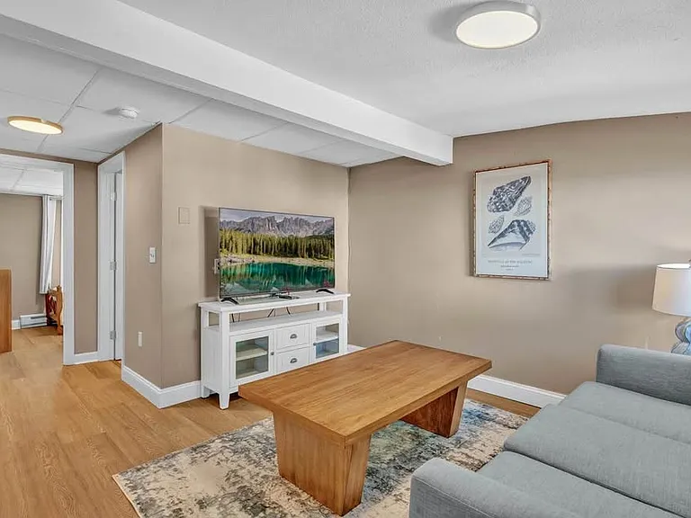 174 E Grand Ave — Photo 10