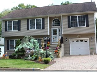 16 N Shore Blvd, Helmetta, NJ 08828