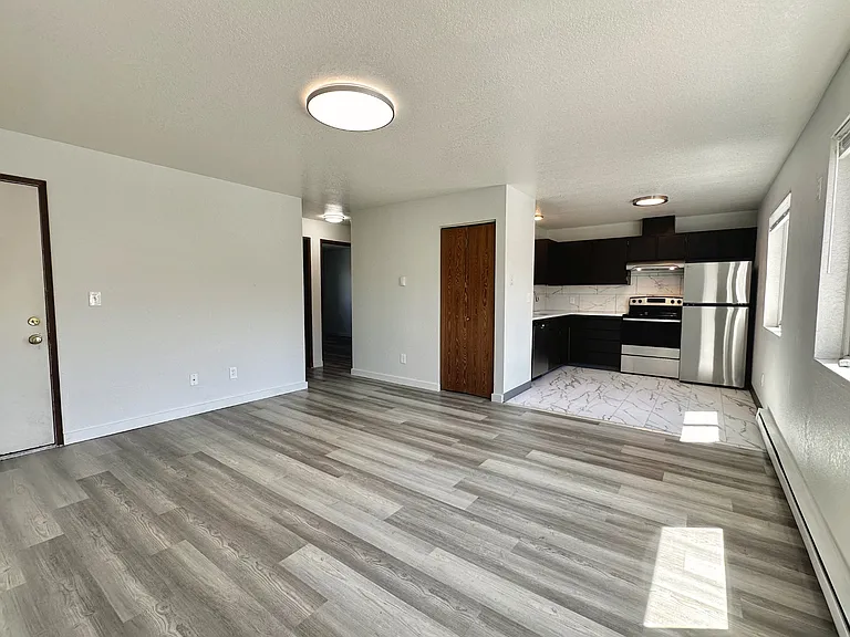 211-225 N Peterson Dr — Photo 4
