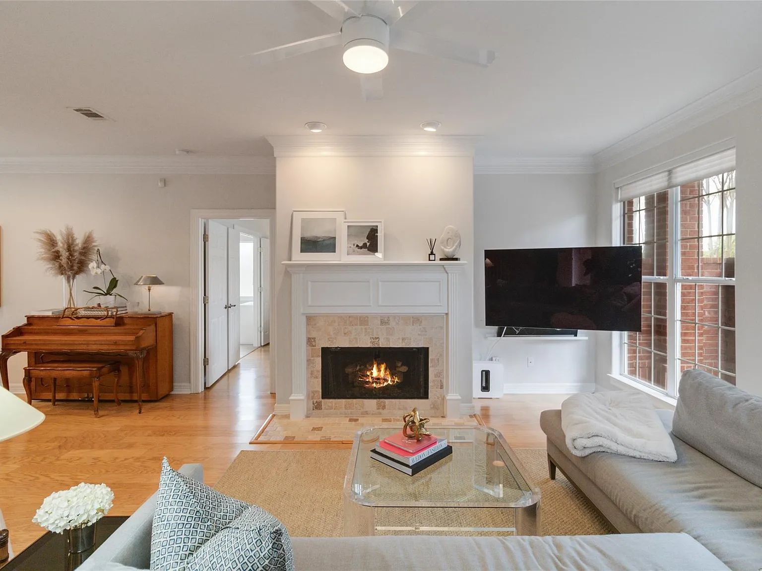 3 bed, 2.5 bath, 2509 sqft, $4,950 — Photo 3