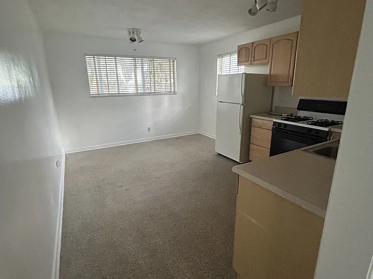 11 N Lake St #2 — Photo 16