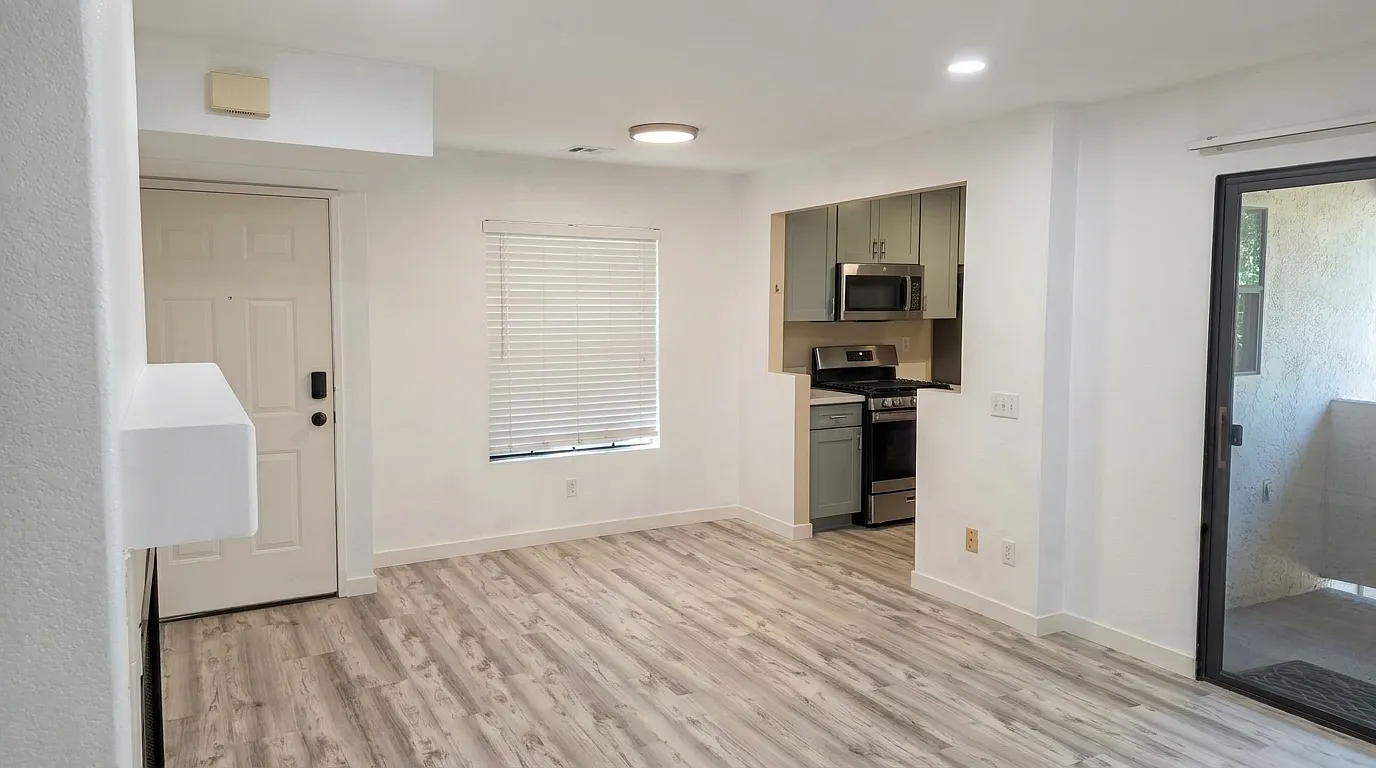 2 bed, 881 sqft, $2,895 — Photo 3