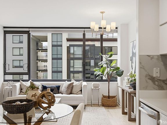 5th image of 250 King St Unit 722