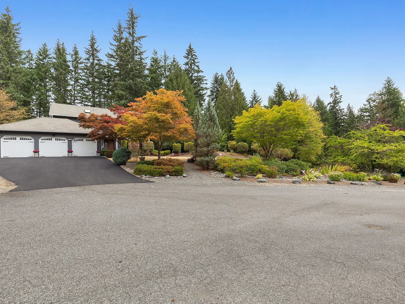 4 bed, 2.5 bath, 2330 sqft, $7,000 — Photo 2
