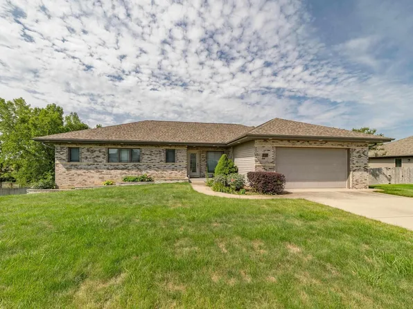 1613 Hickory Bend Ct, De Witt, IA 52742