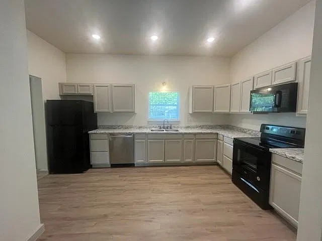 4 bed, 1900 sqft, $1,800 — Photo 2