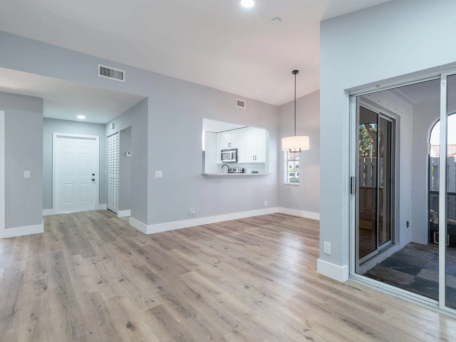 2 bed, 2.0 bath, 995 sqft, $2,850 — Photo 4